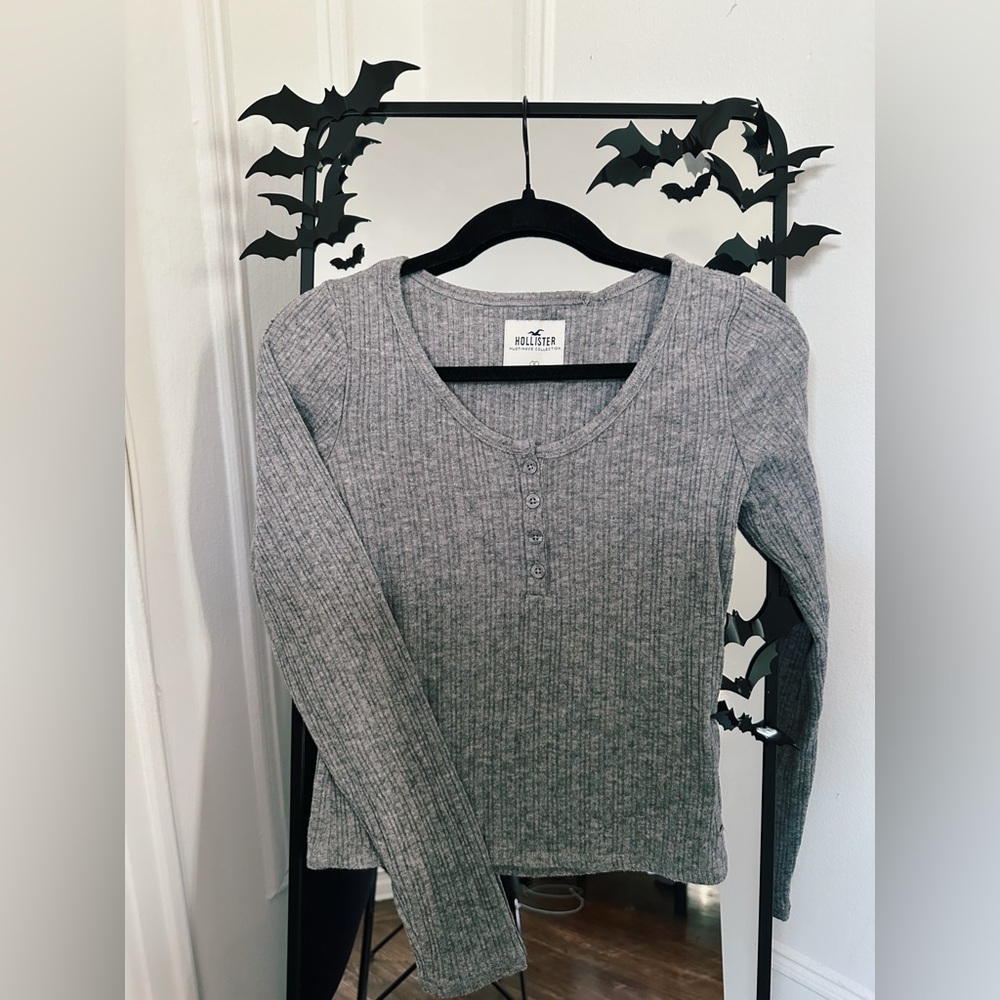 Hollister Charcoal Ribbed Long Sleeve Henley – Size S